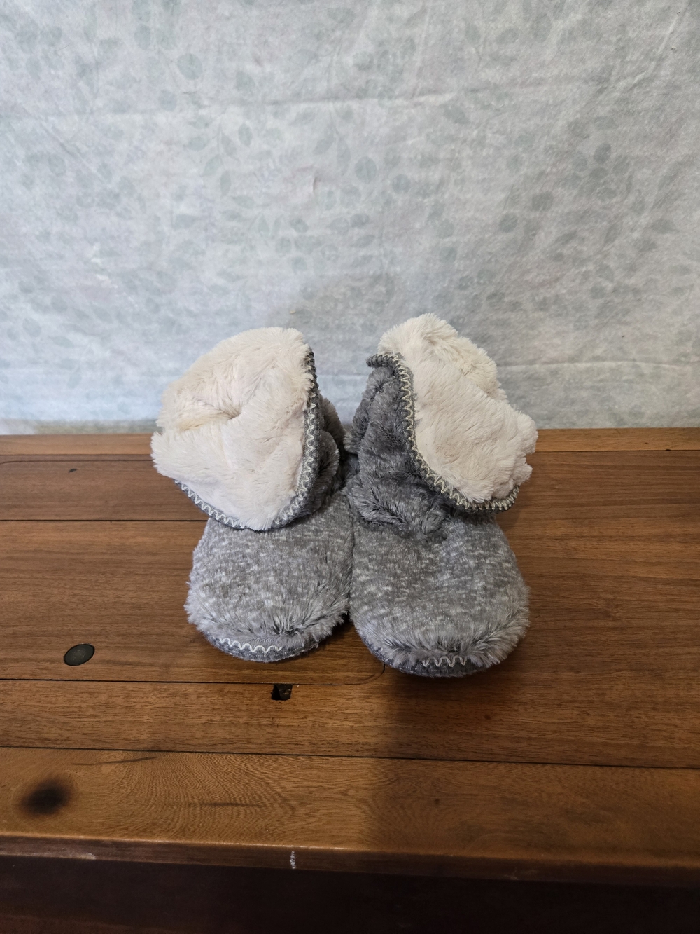 Dearfoams Grey and Cream Plush Slippers
